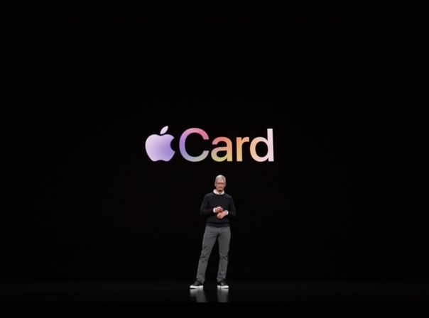 Tim Cook vor schwarzem Hintergrund - zur Apple Card