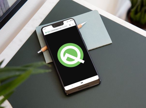 Ein Google Pixel 3 XL mit Android Q liegt auf einem Schreibtisch