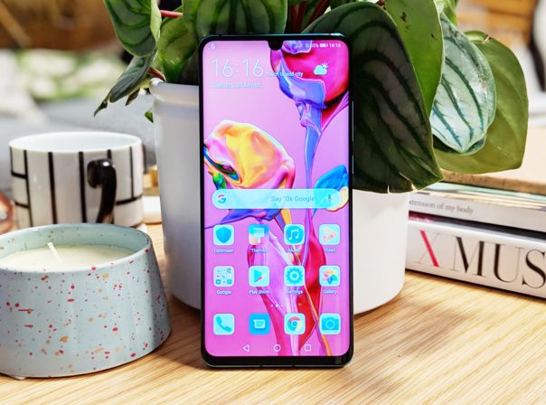 Huwei P30 Pro ACHTUNG Sperrfrist 26.3.2019 Android-Smartphone Huawei P30 Pro lehnt an einer Vase.