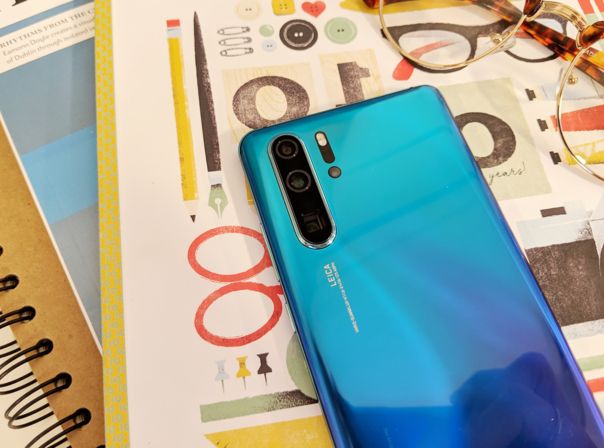 Smartphones wie das Huawei P30 Pro sollen derzeit Werbung anzeigen