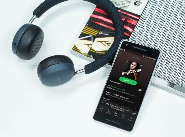 Spotify: Es gibt einen Grund weniger für Premium Die Spotify-App ist auf einem Smartphone geöffnet