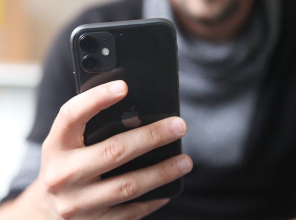 Das iPhone 11 kommt aus dem Jahr 2019. Kann es auch 2024 noch ein gutes Schnäppchen sein? IPhone 11 in Hand