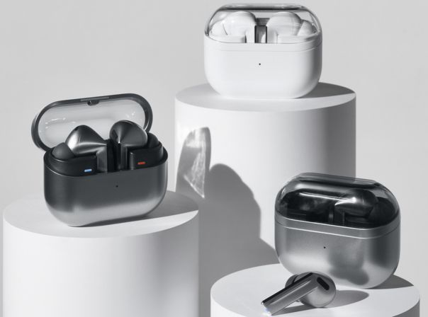 Die Galaxy-Buds-Reihe könnte um ein noch hochwertigeres Modell erweitert werden (Bild: Galaxy Buds 3 Pro) Samsung Galaxy Buds 3 Pro in Silber und Weiß