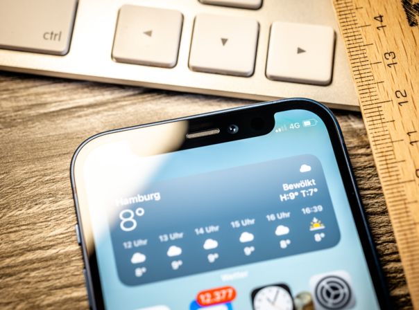 An sonnigen Tagen kann euer Display plötzlich dunkler werden. Das hat einen Grund. iPhone 12 Mini