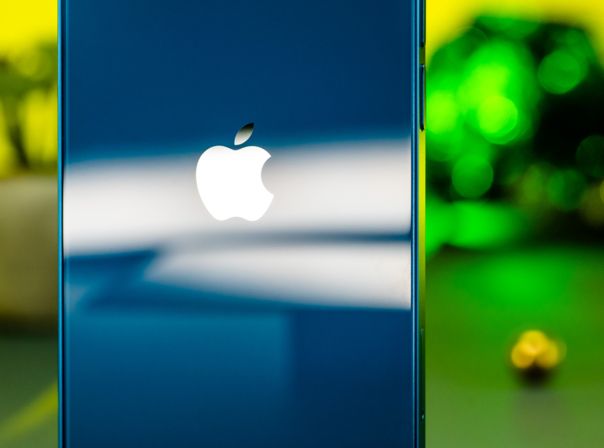 Das iPhone 13 mini war Apples letztes mini-Modell iPhone 13 mini Apple Logo