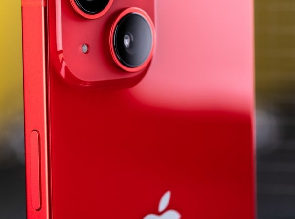 Die Seitentaste des iPhone 14 (Bild) nimmt eine entscheidende Rolle beim Ausschalten ein iPhone 14 Seitentaste Beitragsbild