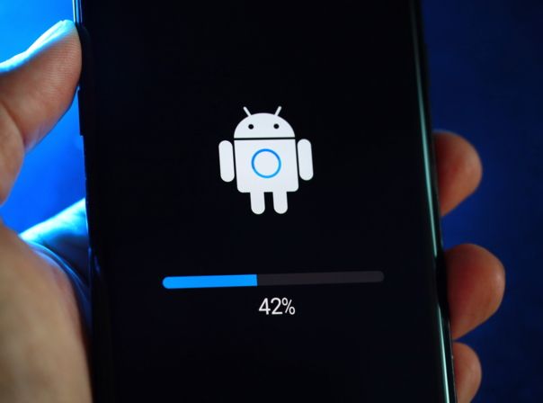 Manchmal hilft ein Neustart des Betriebssystems, wenn das Handy langsam ist – manchmal aber auch das Löschen des Cache Android-Update Ladebildschirm