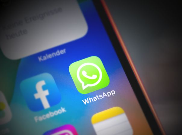 WhatsApp läuft vor allem auf iPhones aktuell nicht ganz rund WhatsApp-Symbol auf iPhone 14 Display