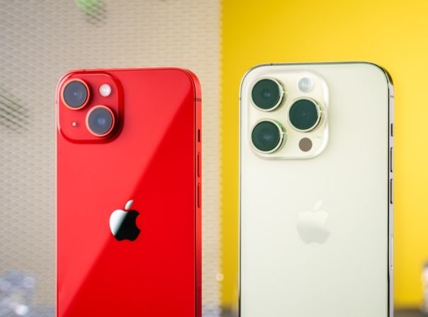 Das iPhone 14 in Rot und das iPhone 14 Pro in Weiß iPhone 14 und iPhone 14 Pro Aufmacher