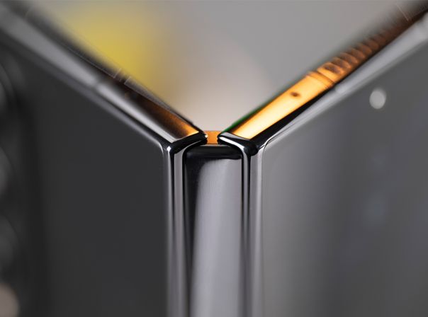 Smartphone in "Buchform": Das Z Fold (Bild) nutzt aktuell nur ein Scharnier Samsung Galaxy Z Fold 4 Scharnier