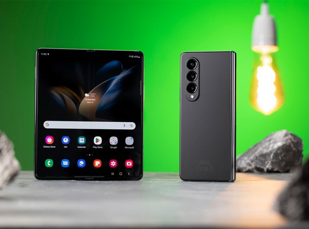 Das Galaxy Z Fold von Samsung bietet dir ein Display, das über 7 Zoll groß ist Samsung Galaxy Z Fold 4 von vorne und hinten