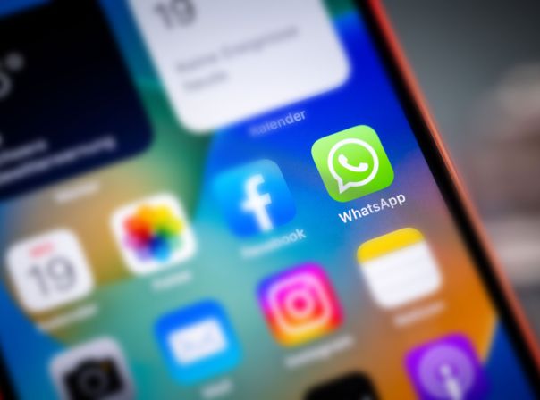 WhatsApp und die Lesebestätigung: Die einen hassen sie, die anderen lieben sie. iPhone 14 Display mit WhatsApp-Symbol