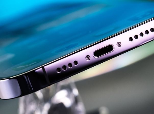 Der Lightning-Anschluss (Bild) ist beim iPhone 15 für USB-C gewichen iPhone 14 Pro Max Lightning Anschluss