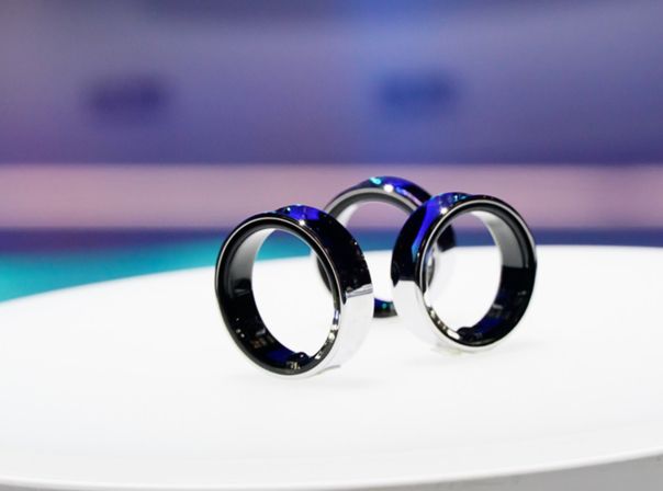 galaxy-ring-samsung Samsung Galaxy Ring auf einem Tisch