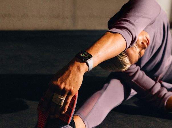 Die Apple Watch Series 10 ist nicht nur für Fitness gut Die Apple Watch Series 10 beim Yoga