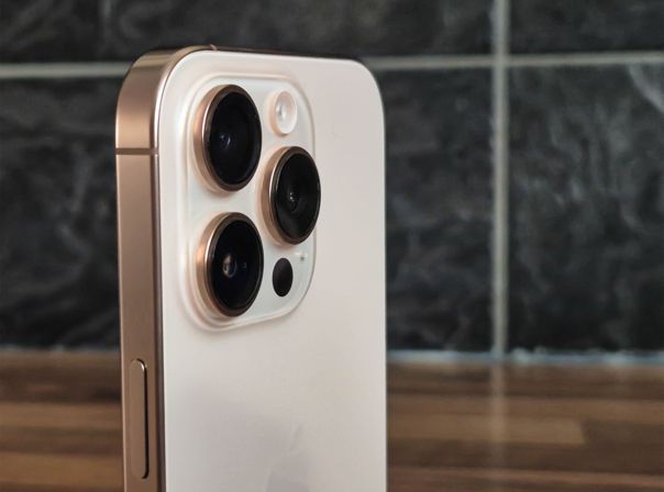 Bekommt das iPhone 17 Pro seine zweite Kamera-Taste? (Bild: Vorgängermodell) 
