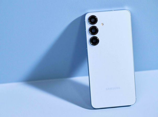 Samsung Galaxy S25 in Icyblue