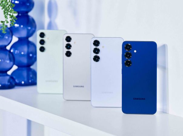 Das Galaxy S25 (Bild) ist ein echtes Premium-Handy. Und aktuell bekommt ihr es inkl. Tablet. Das Galaxy S25 in den vier Standardfarben
