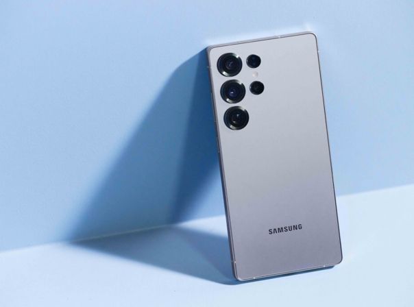 Beim Nachfolger des Galaxy S25 Ultra (Bild) könnte Samsung auf zwei verschiedene Chips setzen Galaxy S25 Ultra Titanium Silverblue auf Foto