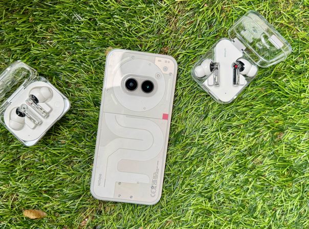 Das Nothing Phone (2a) hat ein auffälliges Design. Im Test schauen wir, ob auch die inneren Werte überzeugen können. Mit auf dem Bild: Nothing Ear und Nothing Ear (a) Das Nothing Phone (2a)