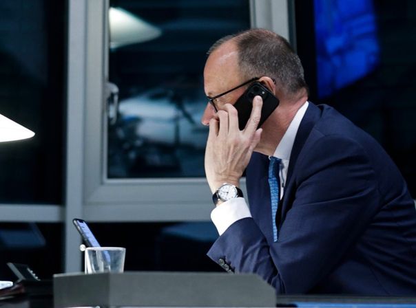 Friedrich Merz am Handy