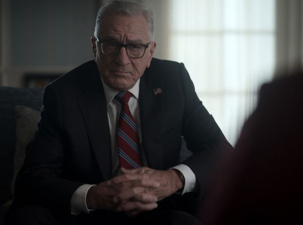 In Zero Day bekommt es Robert De Niro mit einer gefährlichen Verschwörung (und Waffe) zu tun. Wird es eine zweite Staffel geben? Zero Day Robert De Niro