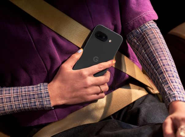 Das Google Pixel 9a erfüllt die hohen Erwartungen an die Kamera Google Pixel 9a Obsidian Rückseite