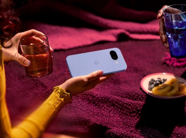 Das Google Pixel 9a kann in Tests überzeugen Google Pixel 9a in Lila