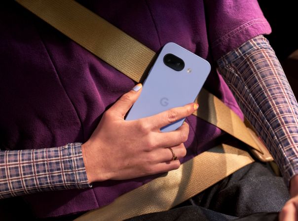 Unter den günstigen Handys mit guter Kamera ist das Google Pixel 9a (Bild) eine Top-Empfehlung Google Pixel 9a Kamera