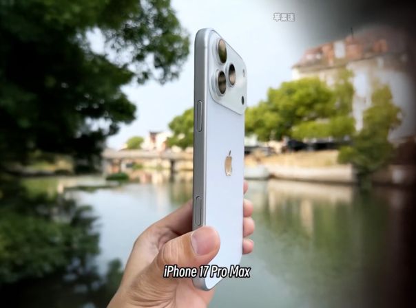 Das iPhone 17 Pro Max in Himmelblau