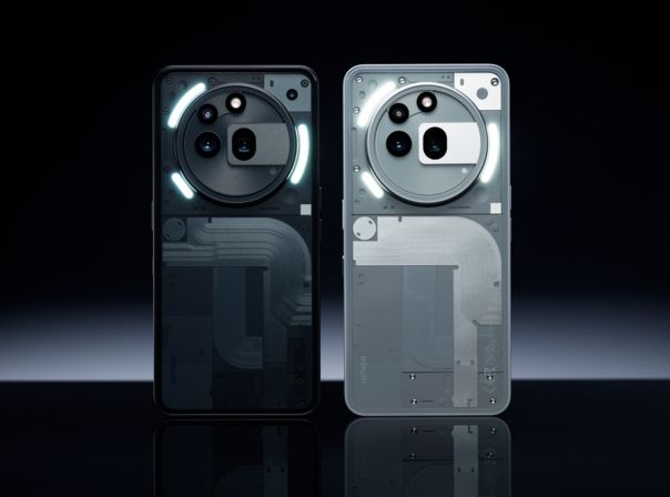 Das Nothing Phone (3a) Pro in Schwarz und Grau