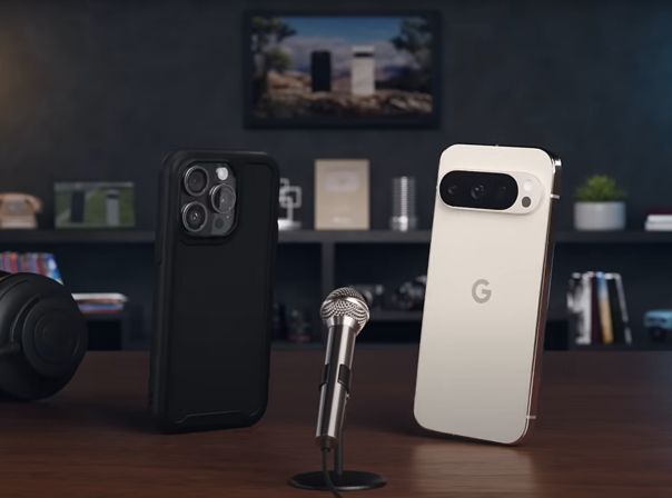 iPhone und Pixel-Smartphone vor einem Mikrofon