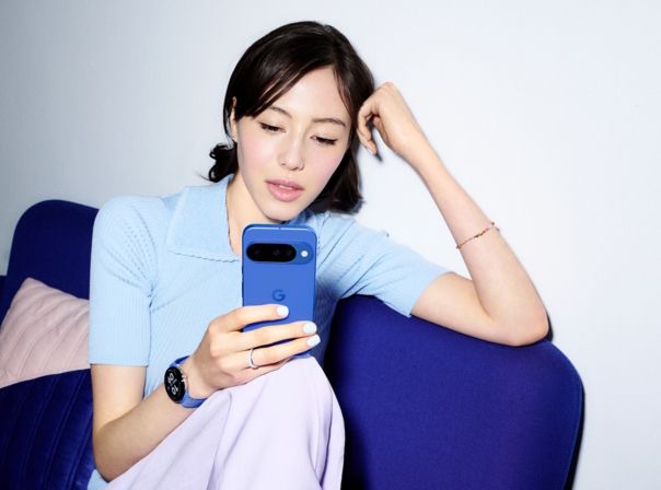 Ist das Google Pixel 10 kein gutes Gaming-Handy? Frau mit Google Pixel 10