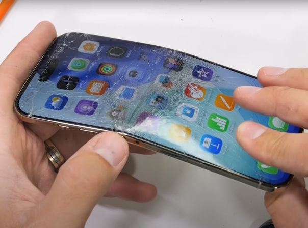 Das iPhone Air im Biegetest