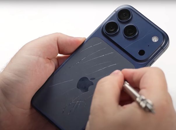 iPhone 17 Pro in Tiefblau verkratzt