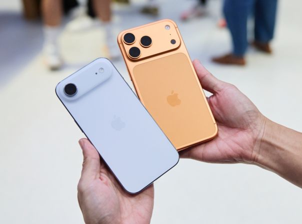 Apple iPhone 17 Pro und iPhone Air in der Hand