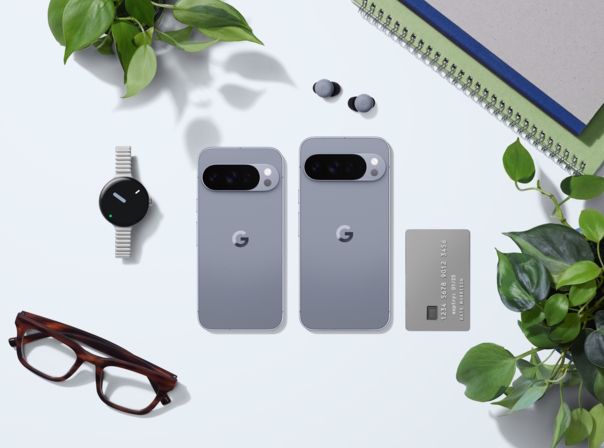 Das Pixel 10 Pro XL (r.) neben dem kleinen Pro-Modell