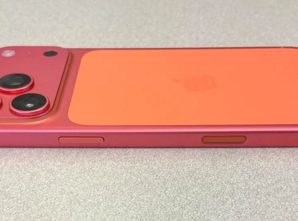 Hier sollt ihr das beschriebene Problem sehen: Das Aluminum hat sich eindeutig verfärbt. iPhone 17 Pro Max: Cosmic Orange wird Pink