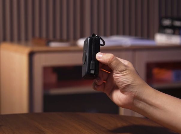 INIU Powerbank in der Hand