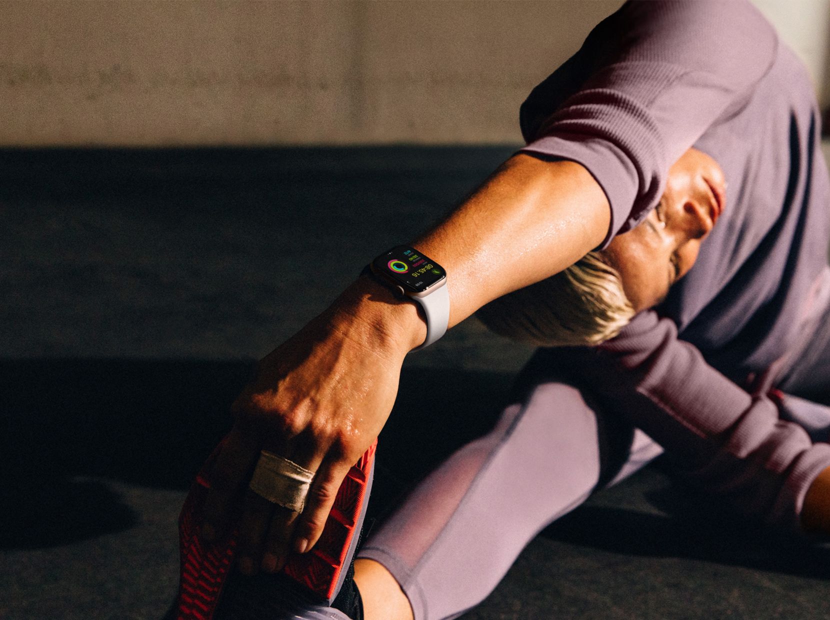 Die Apple Watch Series 10 ist nicht nur für Fitness gut Die Apple Watch Series 10 beim Yoga