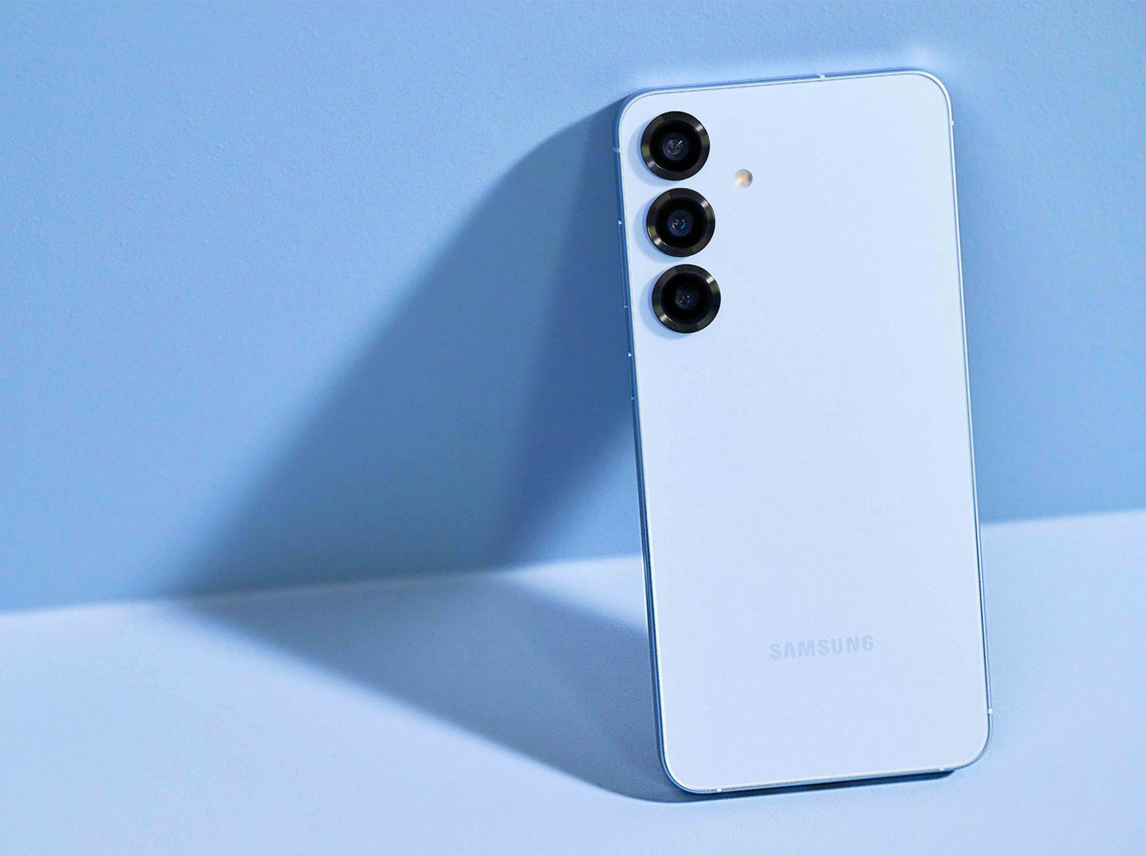 Samsung Galaxy S25 in Icyblue