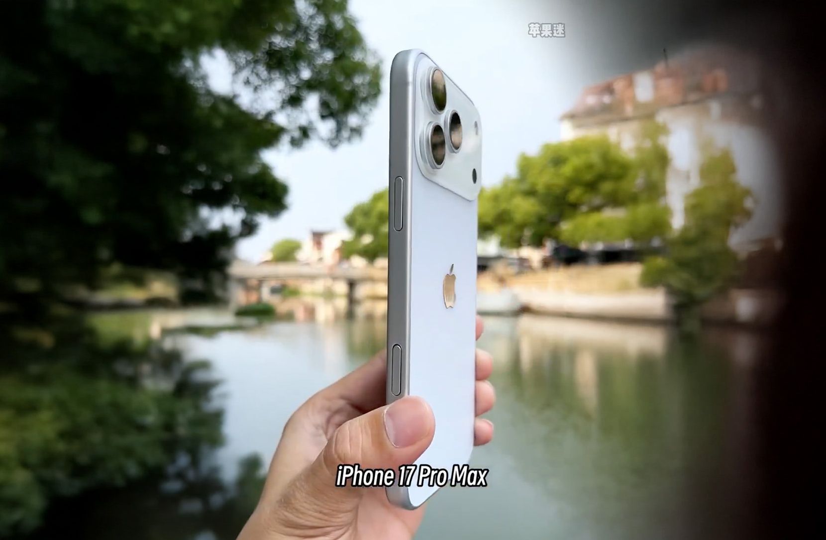 Das iPhone 17 Pro Max in Himmelblau