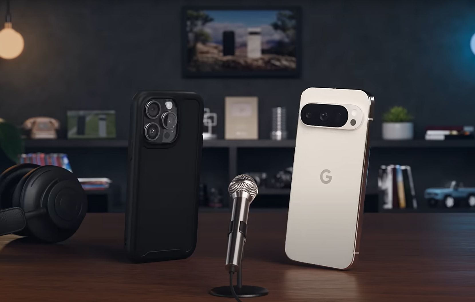 iPhone und Pixel-Smartphone vor einem Mikrofon