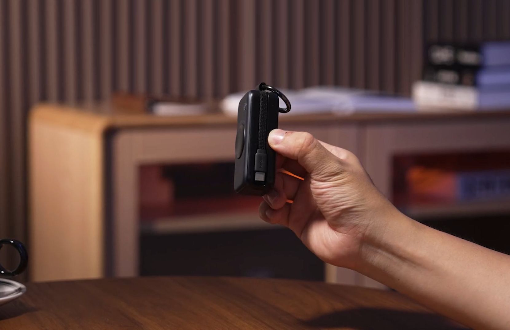 INIU Powerbank in der Hand