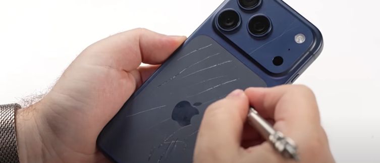 iPhone 17 Pro in Tiefblau verkratzt