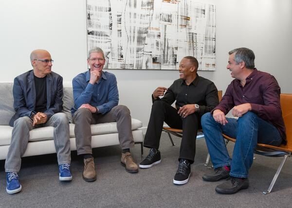 Tim Cook und seine neuen Mitarbeiter Jimmy Iovine und Dr. Dre Tim Cook und seine neuen Mitarbeiter Jimmy Iovine und Dr. Dre