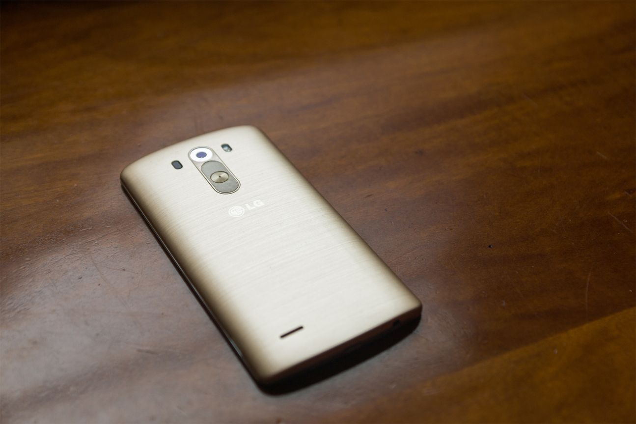 LG G3: Sieht aus wie Metall, fühlt sich an wie Metall. Ist aber Plastik.  LG G3: Sieht aus wie Metall, fühlt sich an wie Metall. Ist aber Plastik.