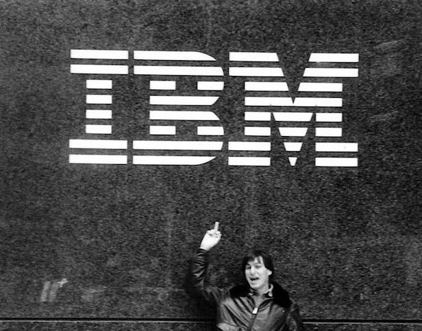 Steve Jobs im Jahr 1983: Der Apple-Gründer zeigt dem IT-Riesen den Mittelfinger Steve Jobs im Jahr 1983: Der Apple-Gründer zeigt dem IT-Riesen den Mittelfinger