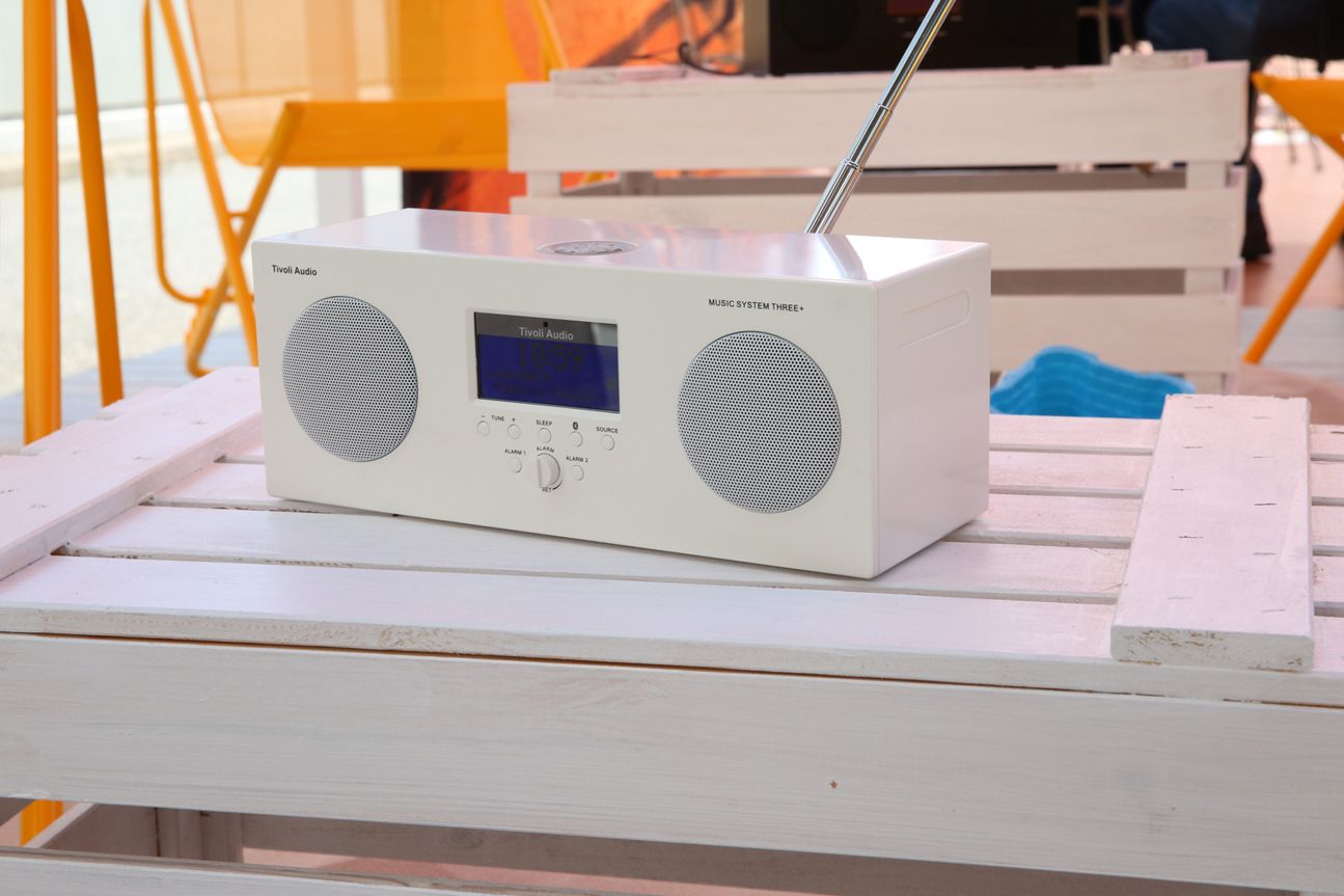 Bei Tivoli Audio verpacken sie moderne Technik in Gehäusen mit Retro-Charme. Bei Tivoli Audio verpacken sie moderne Technik in Gehäusen mit Retro-Charme.
