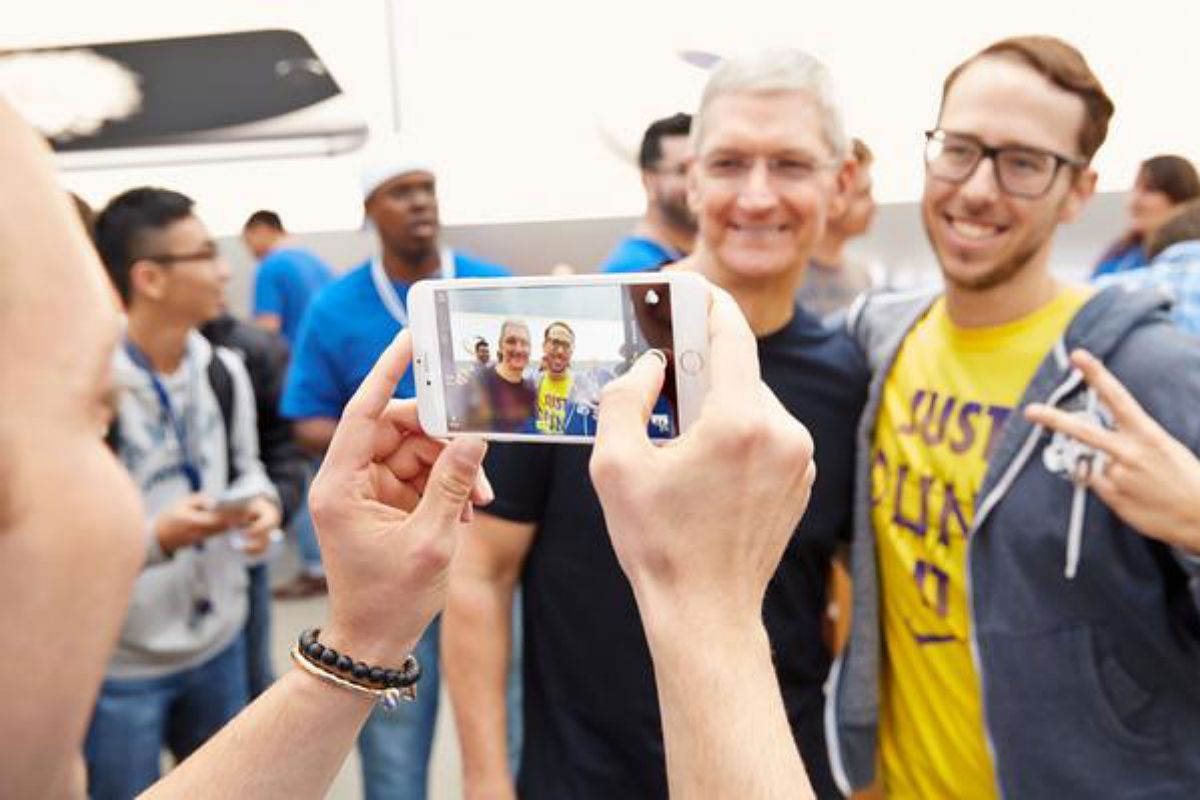 Tim Cook hielt die Warteschlange in Palo Alto mit Selfies bei Laune. Tim Cook hielt die Warteschlange in Palo Alto mit Selfies bei Laune.